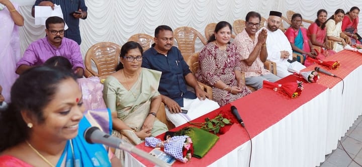 അമേരിക്കന്‍ മലയാളി കുടുംബം പത്ത്  അംഗപരിമിതര്‍ക്ക് വീല്‍ചെയറുകൾ നൽകി