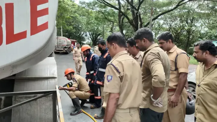 ഓടിക്കൊണ്ടിരുന്ന പെട്രോൾ ടാങ്കറിൻ്റെ ടയറിൽ നിന്നും തീയും പുകയും ഉയർന്നത് പരിഭ്രാന്തി പരത്തി