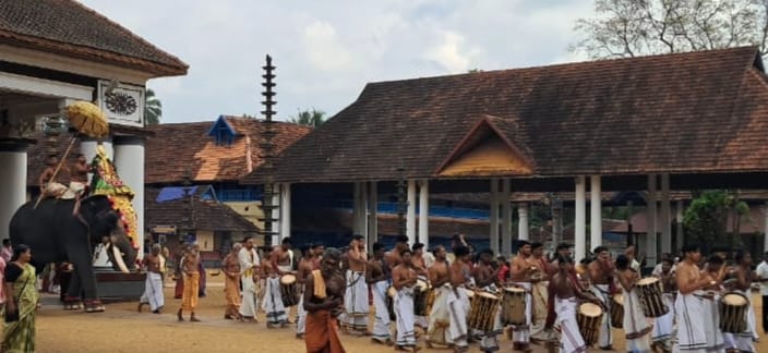 അഷ്ടമി: ഭക്തിസാന്ദ്രം സന്ധ്യവേലകൾ