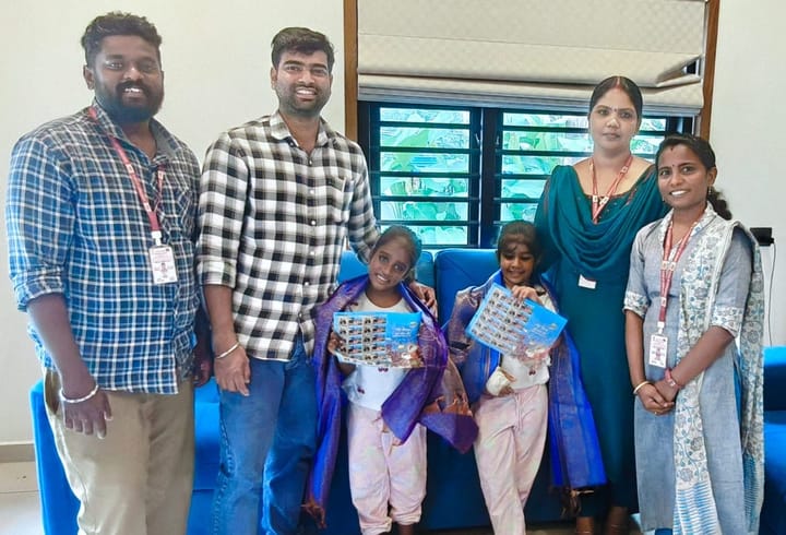 വേമ്പനാട്ട് കായൽ നീന്തി കടന്ന ഇരട്ട സഹോദരിമാരെ തപാൽ വകുപ്പ് അനുമോദിച്ചു