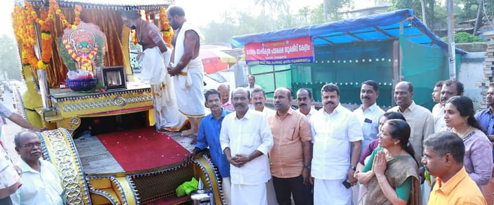 കണിച്ചുകുളങ്ങര ദേവീക്ഷേത്രത്തിലെ ദേവീ ഭാഗവത നവാഹ യജ്ഞം: വിഗ്രഹ ഘോഷയാത്ര വൈക്കം ക്ഷേത്ര ഗോപുര നടയില്‍ നിന്ന് പുറപ്പെട്ടു