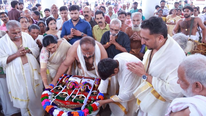 വൈക്കത്തും ഉദയനാപുരത്തും കൊടിക്കൂറകള്‍ സമര്‍പ്പിച്ചു