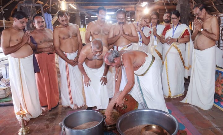 സംയുക്ത എന്‍.എസ്.എസ് കരയോഗം അഹസ്സിന് അരി അളന്നു