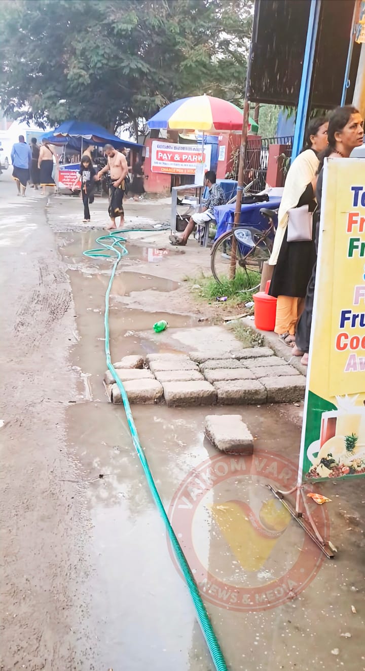 ശുചിമുറിയിയിൽ നിന്നും മലിനജലം പുറത്തേക്കൊഴുകുന്നു