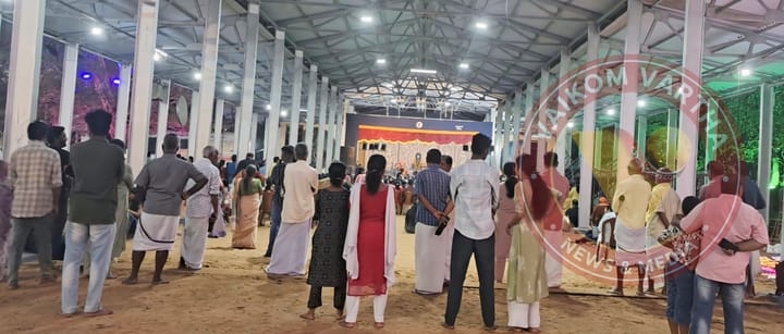 കസേരകളില്ല: കലാപരിപാടി കാണാൻ നിൽക്കണം