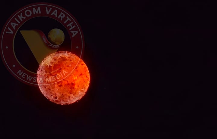 ഓറഞ്ച് നിറത്തിൽ പൂർണ്ണചന്ദ്രൻ