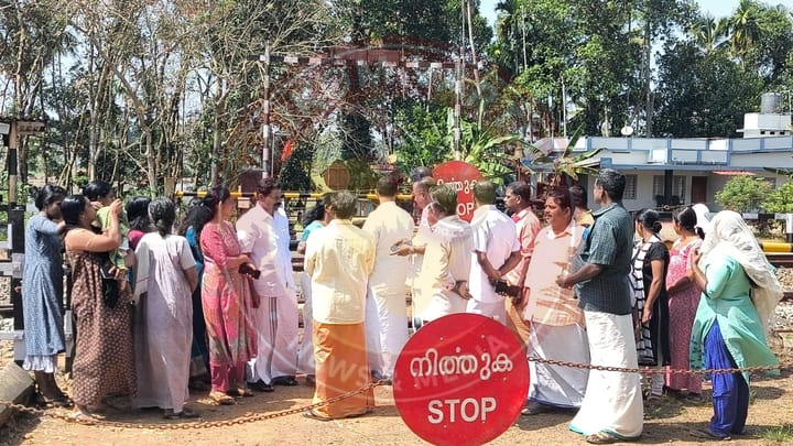 റെയിൽവേ ഗേറ്റ് അടച്ചതിനെതിരെ പ്രതിഷേധം ശക്തമാകുന്നു