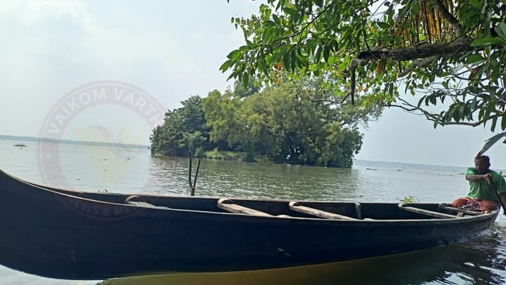 അനന്തരം കായലിലെ വിളക്കുമരവും കണ്ണടച്ചു