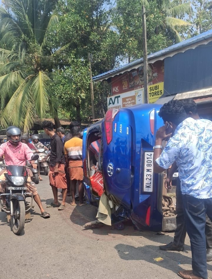 കാർ പാഞ്ഞു കയറി കട തകർന്നു