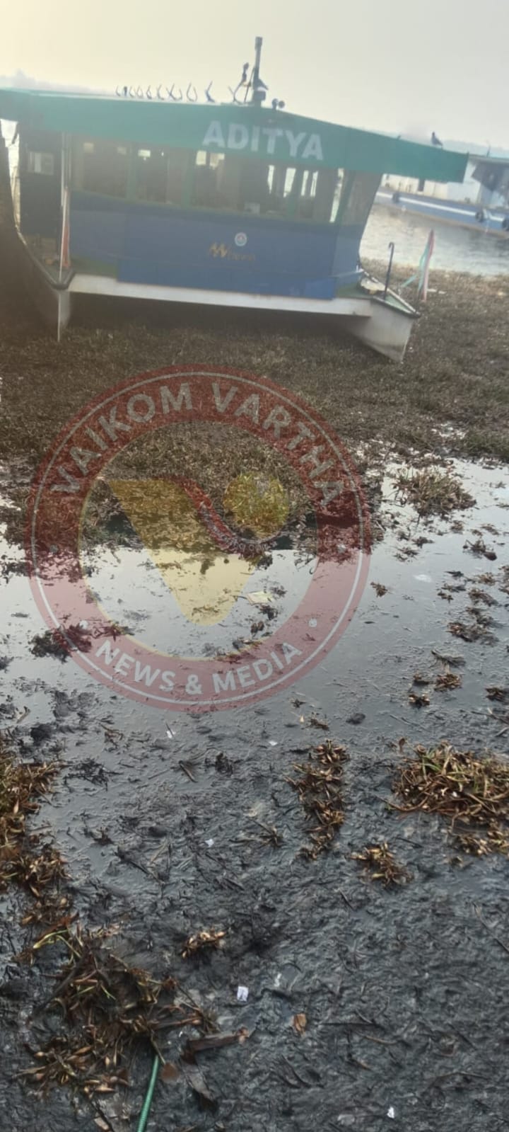 കായലിലെ ജലനിരപ്പ് താഴുന്നു: ബോട്ട് സർവ്വീസ് ദുഷ്കരം