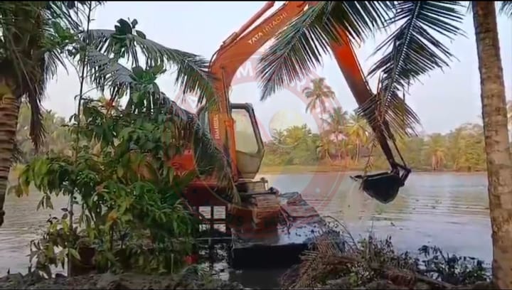 ചെട്ടിക്കരി പാടശേഖര ബ്ലോക്കിലെ പുറംബണ്ട് ബലപ്പെടുത്താൻ തുടങ്ങി