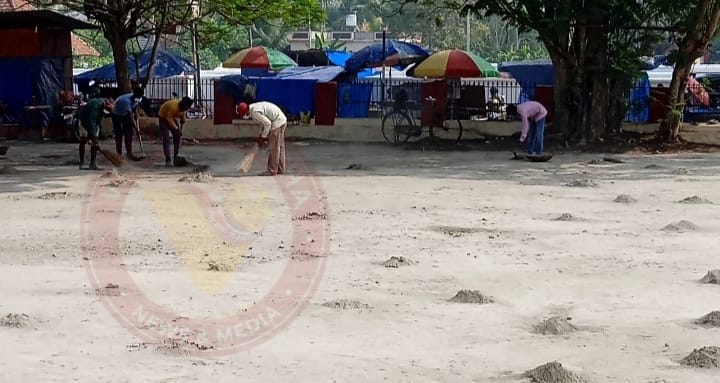 ദേവസ്വം പാർക്കിംഗ് ഗ്രൗണ്ടിലെ പാറപ്പൊടി നീക്കം ചെയ്യുന്നു