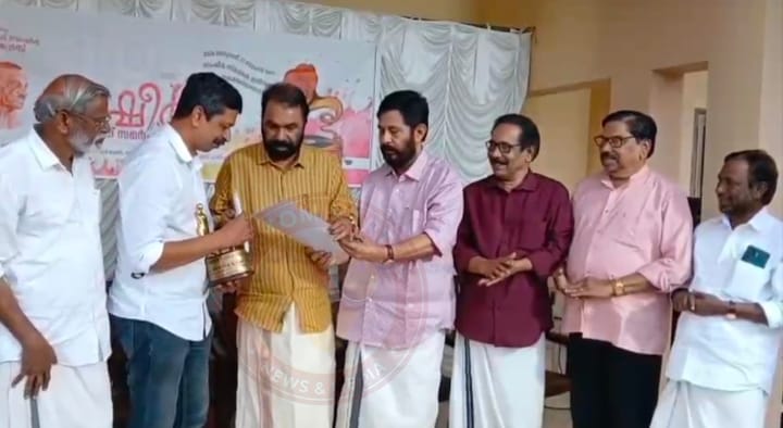ബഷീർ അവാർഡ് നോവലിസ്റ്റ് എസ്. ഹരീഷിന് സമ്മാനിച്ചു