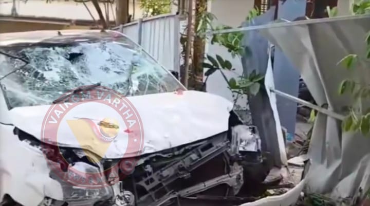 കാർ നിയന്ത്രണം വിട്ട്  വീടിൻ്റേയും കടയുടേയും മതിലിടിച്ച് തകർത്തു