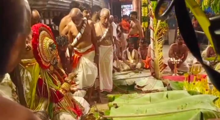 ഭക്തിസാന്ദ്രമായി വടക്കു പുറത്ത് ദേശഗുരുതി