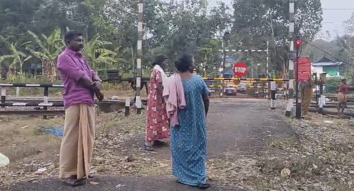 എം.പിയുടെ വാക്കിന് പുല്ല് വില നൽകി റെയിൽവേ; വെള്ളൂരിലെ കല്ലുങ്കൽ റെയിൽവേ ഗേറ്റ് പൂട്ടി