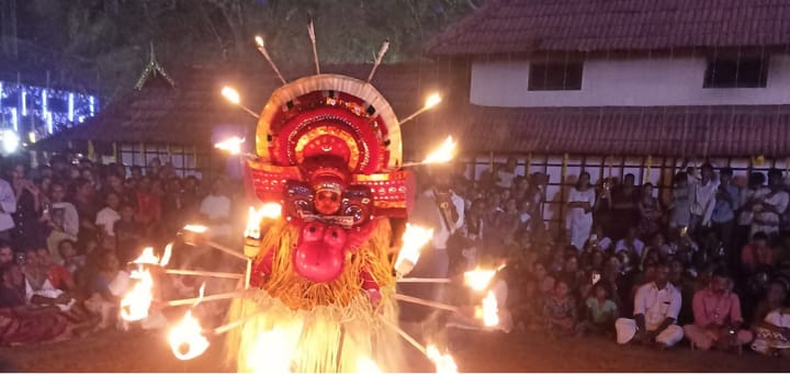 ഭക്തിയുടെ കാഴ്ചയായി തെയ്യം നിറഞ്ഞാടി