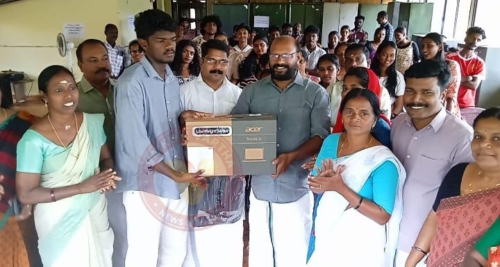 ഉദയനാപുരം പഞ്ചായത്ത് വിദ്യാർത്ഥികൾക്ക് ലാപ്ടോപ്പുകൾ വിതരണം ചെയ്തു