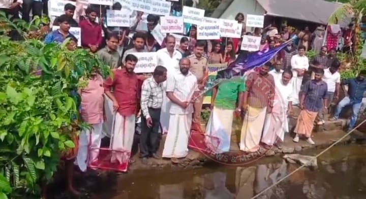 മൂവാറ്റുപുഴയാറിലെ മാലിന്യങ്ങൾ നീക്കി യുവജന കൂട്ടായ്മ