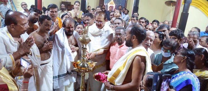 കാളിയമ്മനട ഭദ്രകാളിക്ഷേത്രത്തിലെ മീനഭരണി മഹോത്സവത്തിന് ദീപ പ്രകാശനം സിനിമാതാരം ദേവൻ നിർവ്വഹിച്ചു