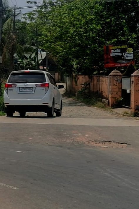 തകർന്ന റോഡ് നന്നാക്കാൻ അടിയന്തര നടപടി വേണം