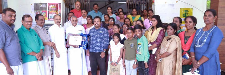 പഠനോപകരണങ്ങൾ വിതരണം ചെയ്തു