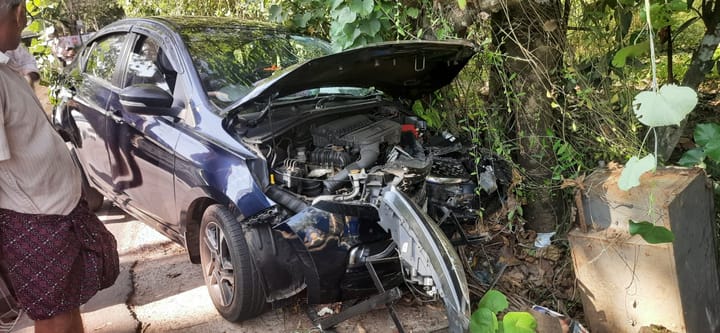 കാർ നിയന്ത്രണം വിട്ട് കലുങ്കിലിടിച്ച് തകർന്നു