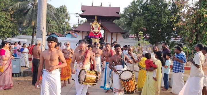 ആചാരത്തനിമയിൽ മൂത്തേടത്ത്കാവ് ഭഗവതിയുടെ എഴുന്നള്ളിപ്പ്
