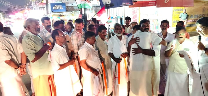 ചെമ്പ് പഞ്ചായത്തിലൂടെ തുറന്ന വാഹനത്തിൽ കെ. ബിനിമോൻ