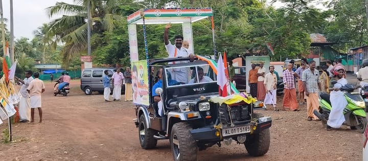 കെ. ബിനിമോൻ വെള്ളൂരിൽ തുറന്ന വാഹനത്തിൽ പര്യടനം നടത്തി