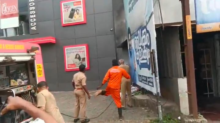 വൈക്കത്ത് ഓക്സിജന്റെ ഷോറുമിൽ തീപിടുത്തം