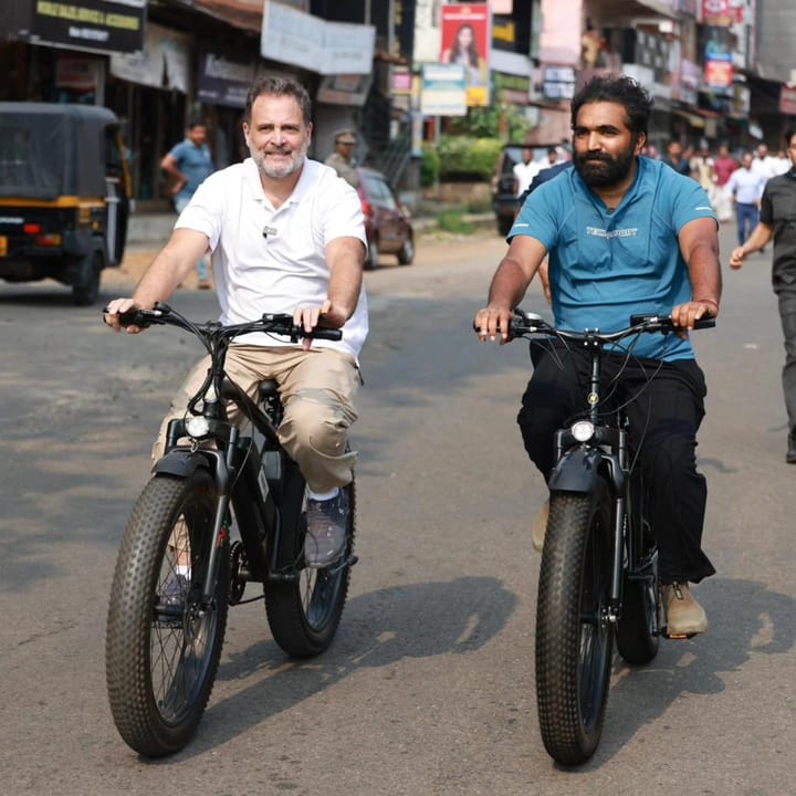 ചാണ്ടി ഉമ്മനോടൊപ്പം സൈക്കിൾ റാലി നടത്തി രാഹുൽ ഗാന്ധി