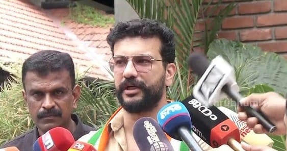 പാലക്കാട്ടെ യു.ഡി.എഫ് സ്ഥാനാര്‍ഥി രമേഷ് പിഷാരടിയെ തടഞ്ഞ് ബി.ജെ.പി പ്രവര്‍ത്തകര്‍