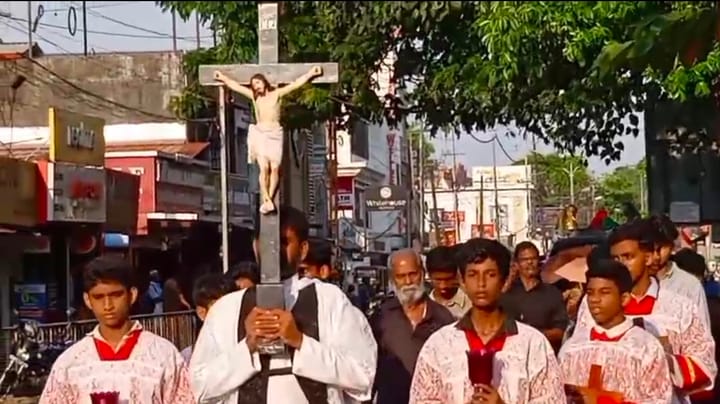 സഹനശക്തിയുടെ സന്ദേശം വിളംബരം ചെയ്ത് വൈക്കത്ത് ദുഃഖവെള്ളി പ്രദക്ഷിണം