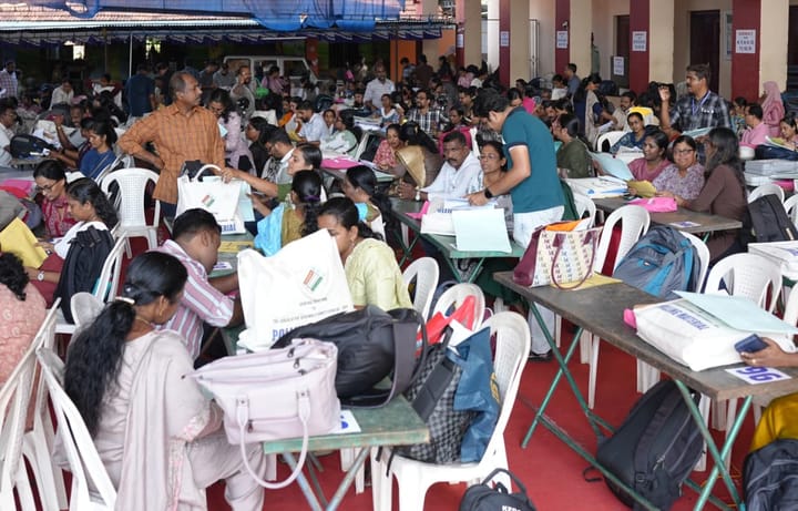 പോളിംഗിനുള്ള സാമഗ്രികളുടെ വിതരണം തുടങ്ങി