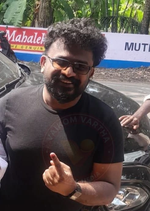 സംവിധായകൻ തരുൺ മൂർത്തി വോട്ട് രേഖപ്പെടുത്തി