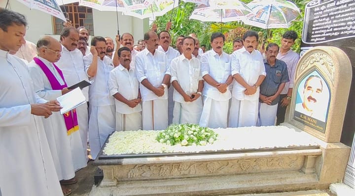 കേരള കോണ്‍ഗ്രസ് (എം) സ്ഥാനാര്‍ത്ഥികള്‍ കെ.എം. മാണിയുടെ കല്ലറയില്‍ പ്രാര്‍ത്ഥന നടത്തി