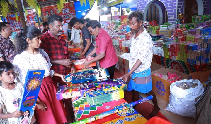 വിഷുപുലരിയില്‍ ആകാശ വിസ്മയം തീര്‍ക്കാന്‍ പടക്കവിപണികള്‍ സജീവം