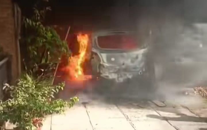 കോട്ടയം മെഡിക്കൽ കോളജിലെ മുൻ പ്രിൻസിപ്പലായിരുന്ന ഡോ.ആർ.വി. ജയകുമാറിന്റെ വീട്ടിൽ നിർത്തിയിട്ടിരുന്ന കാർ കത്തിനശിച്ചു